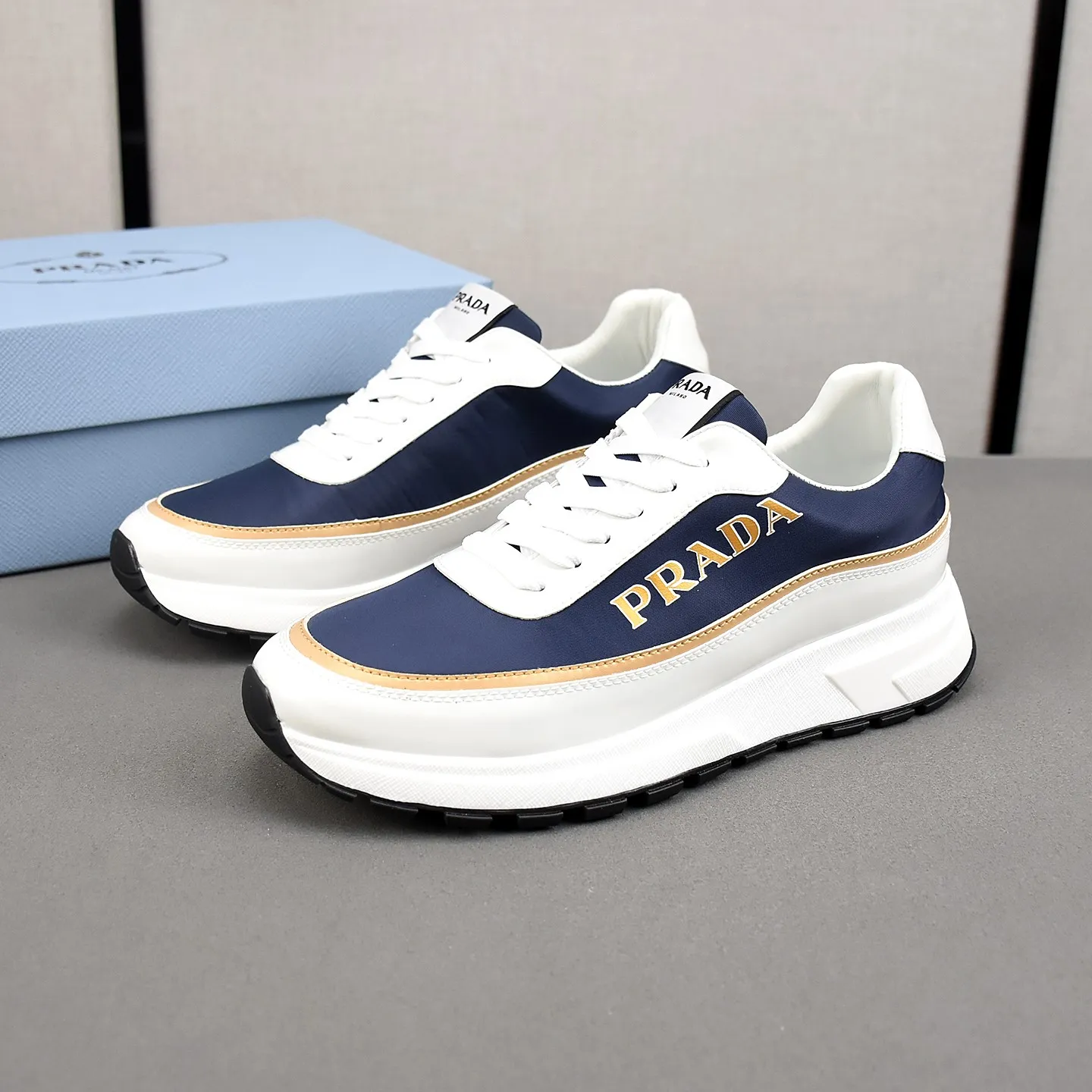 PP420👟👟👟Prada/Prada Prax men's series casual sports shoes Prax sports shoes combine style and comfort, with a unique sports design defined by exquisite materials and details. Fashionable, casual and versatile, it is decorated with an enameled triangle logo on the outside, a Prada Milano printed logo on the tongue, and a 2.5cm lightweight two-tone rubber sole for a comfortable wearing experience! Size: 38-39-40-41-42-43-44 standard leather shoe size